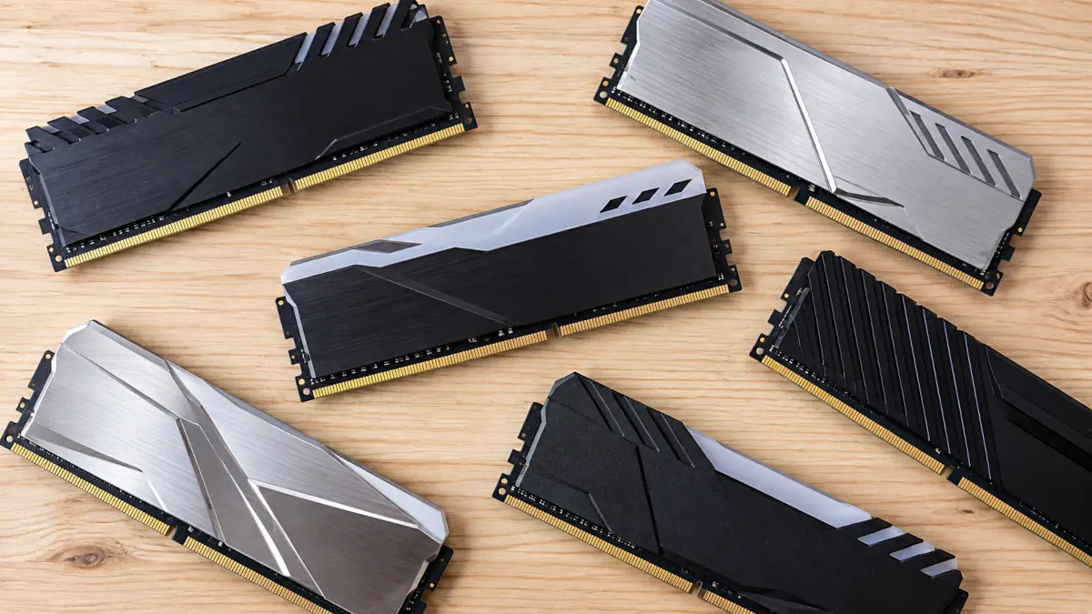 Plusieurs barrettes de mémoire RAM DDR4 et DDR5